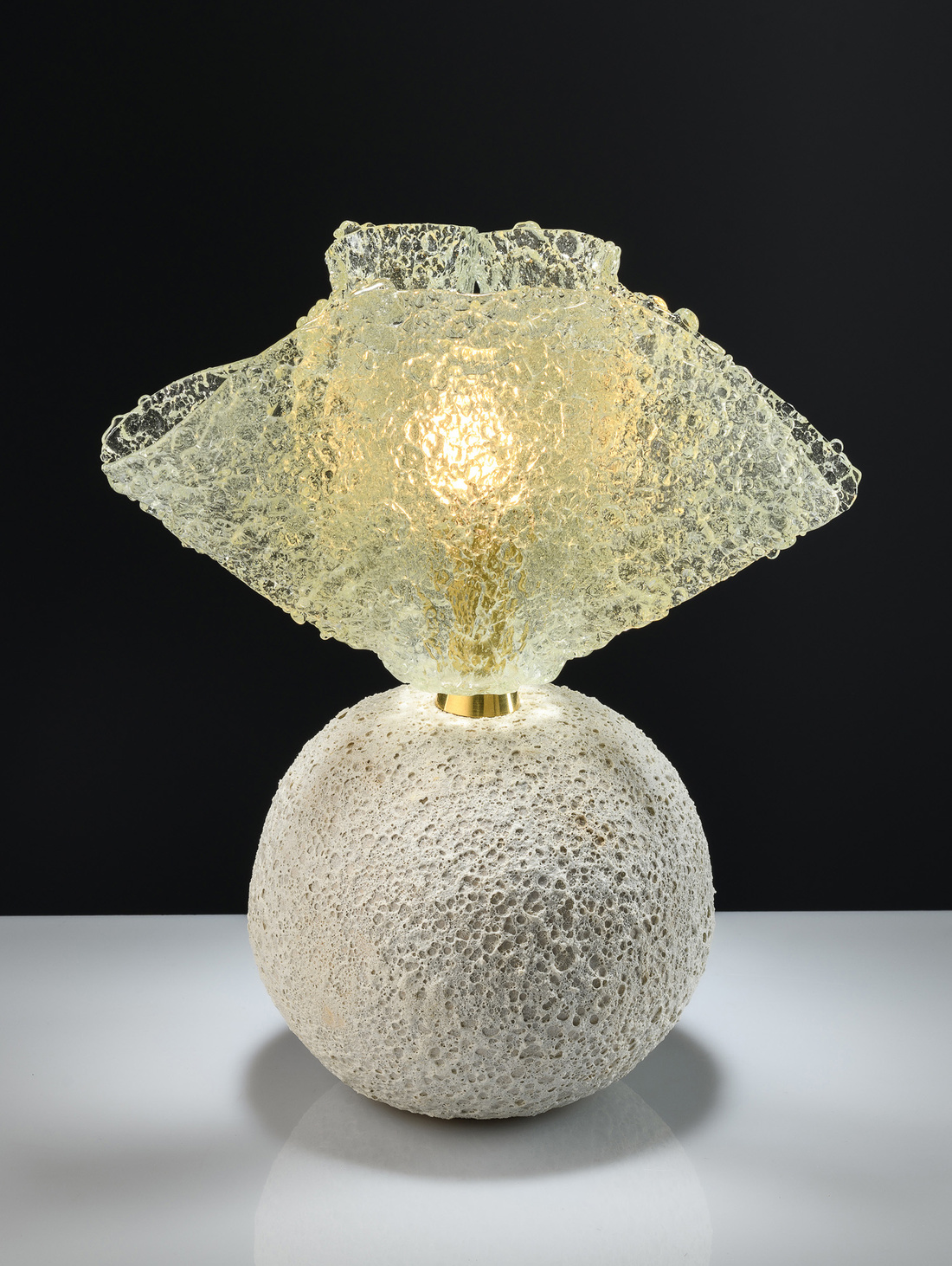 Белый светильник с круглым основанием из серии «Форма жизни» - фотография товара