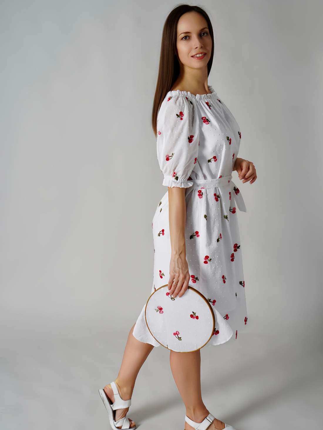 Платье нарядное с открытыми плечами - фотография товара