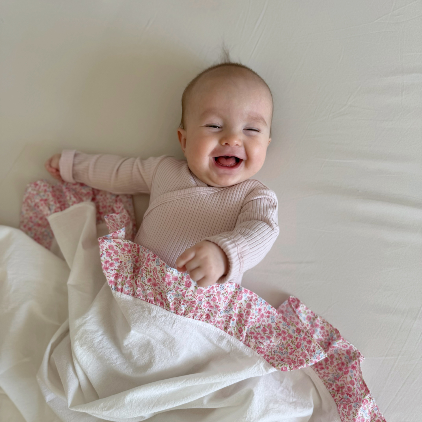 Пеленка из варёного хлопка с рюшей белая - фотография товара