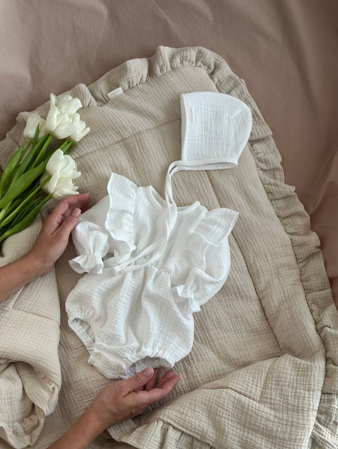 Комплект на выписку из муслина "Бежевый" с боди - фотография товара