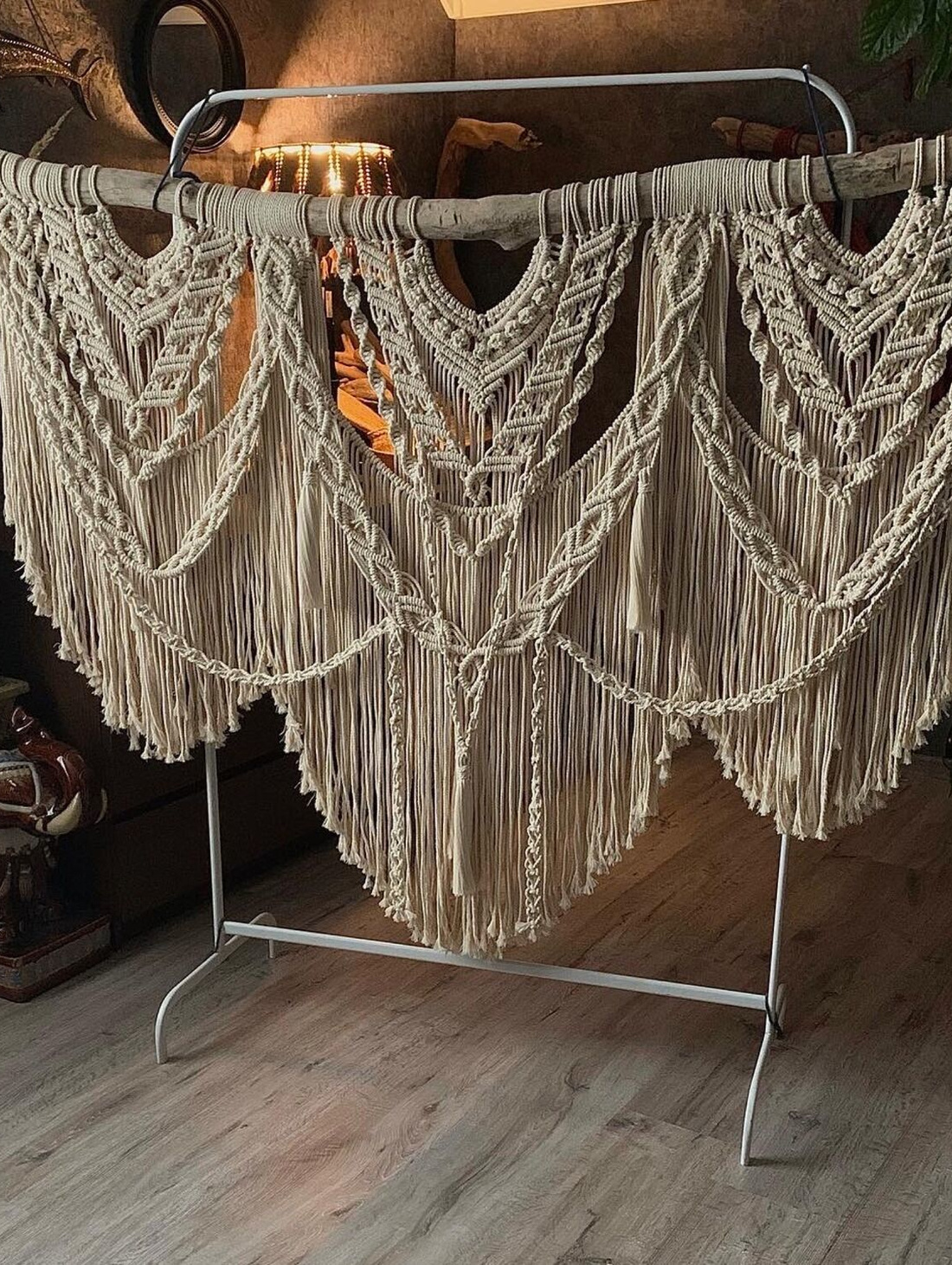 Большое плетеное панно на коряге в технике макраме - фотография товара