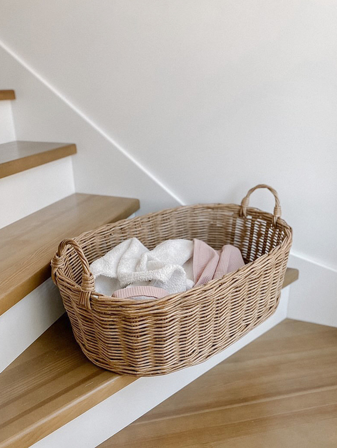 Плетеная корзина для чистого белья - фотография товара