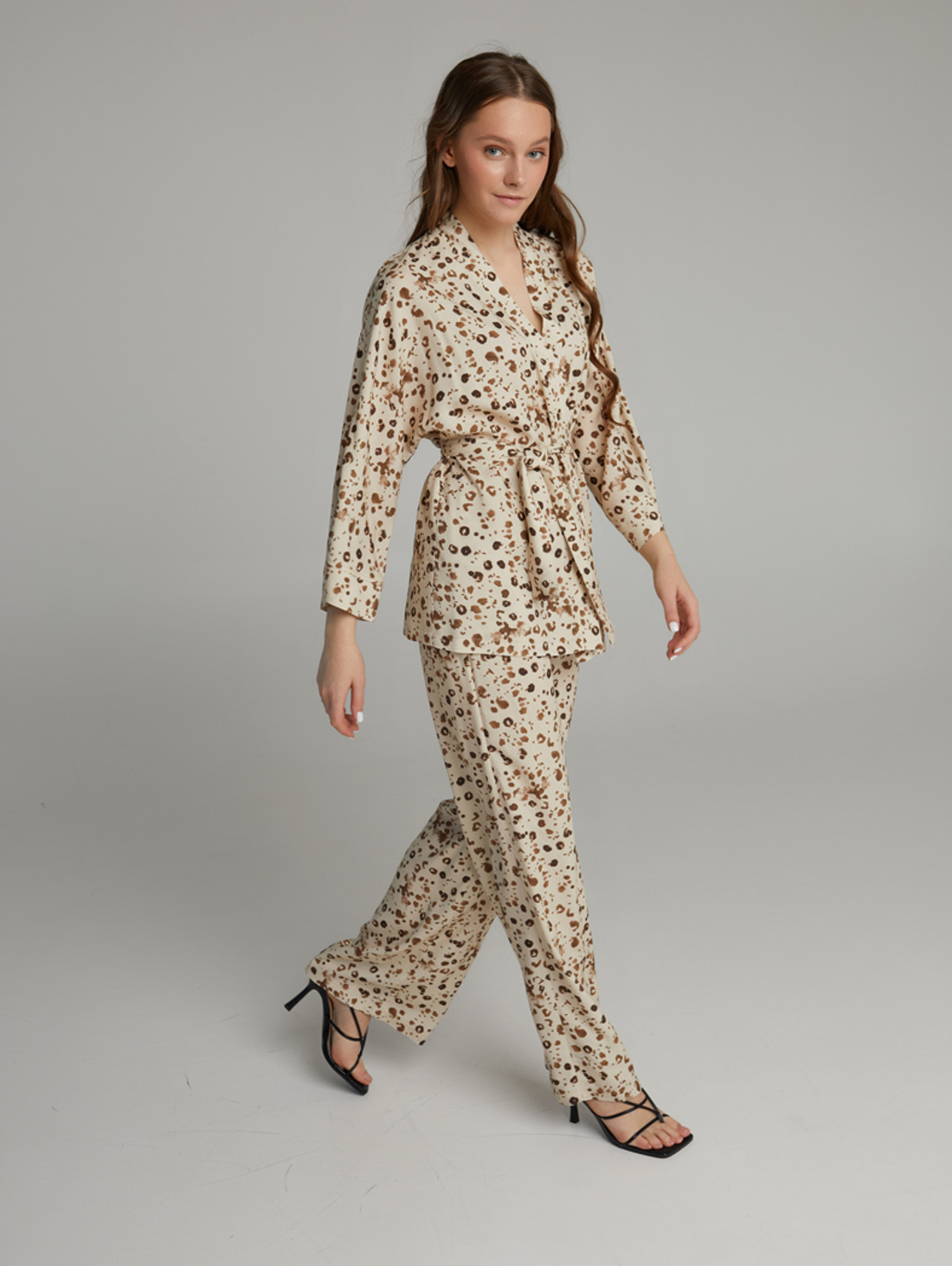 Кимоно из струящегося штапеля леопард на бежевом - фотография товара