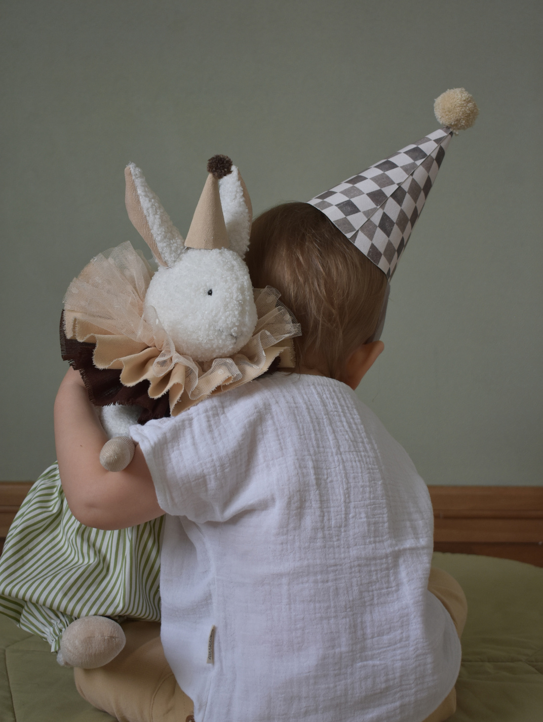 Мягкая игрушка "Заяц в полосатом комбинезоне" - фотография товара