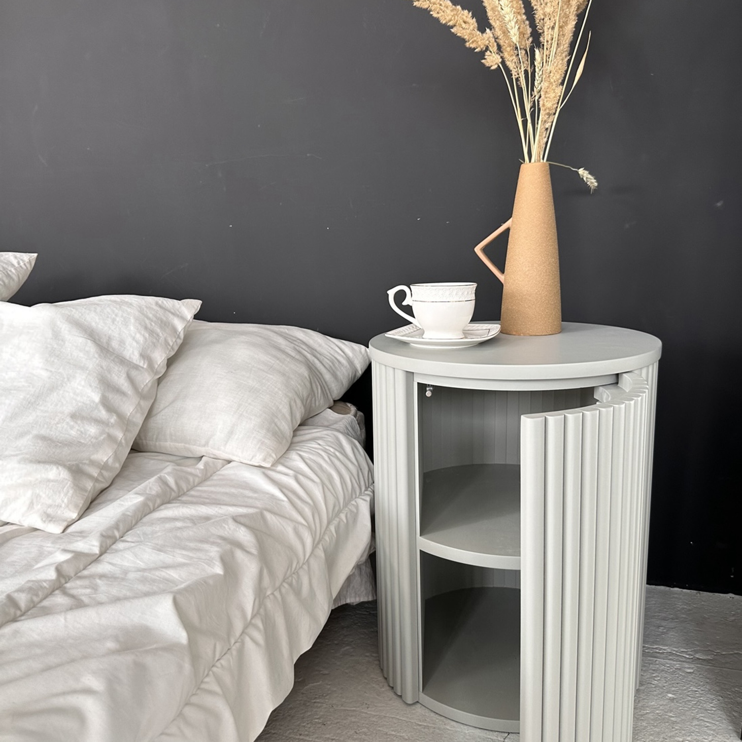 Прикроватная тумба "Bellezza" круглая с полкой, правая - фотография товара