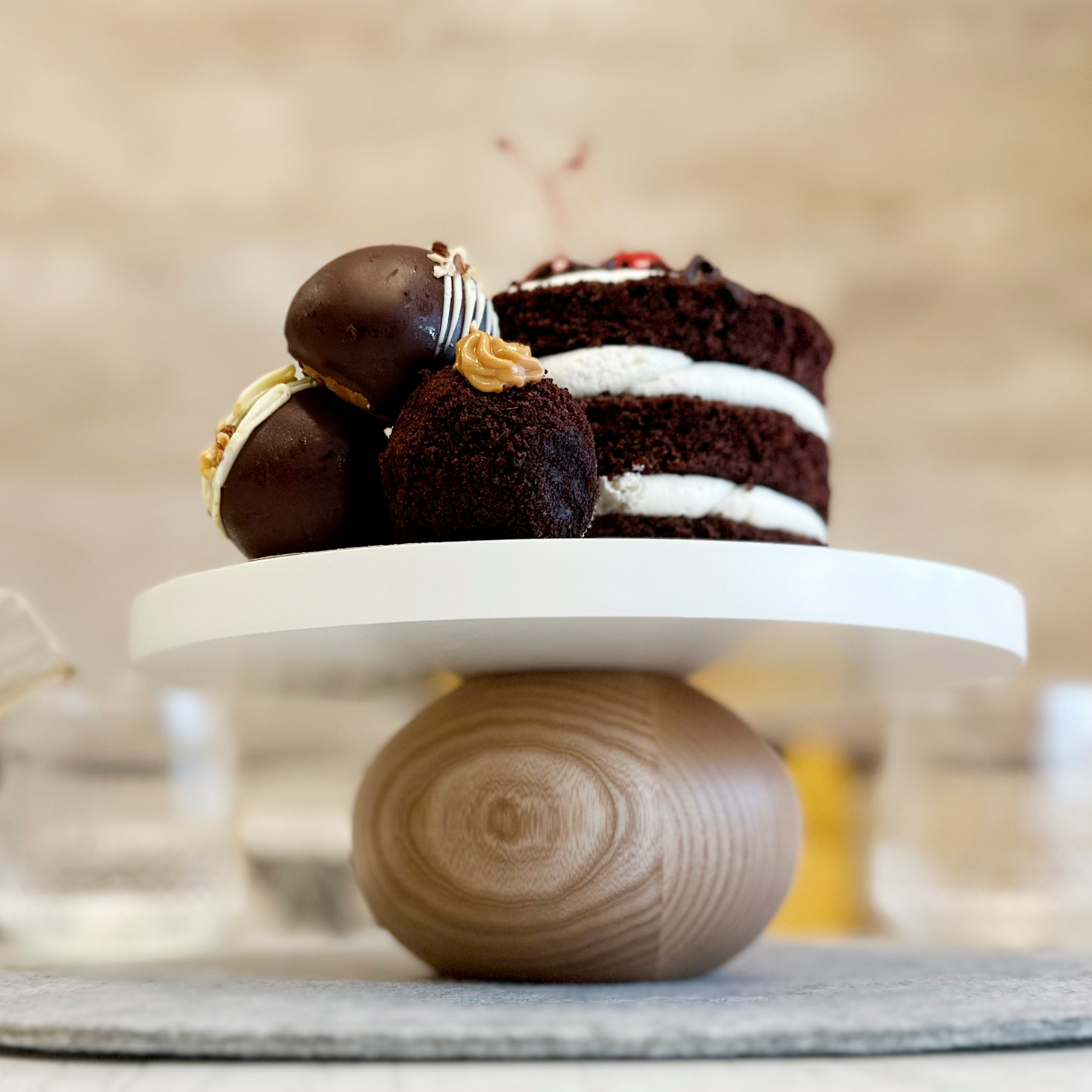 Тортовница деревянная на ножке "Paffuto bianco" - фотография товара