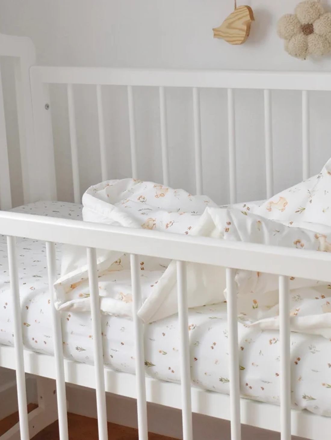 Натяжная простынь "Оранжевые цветочки" для кроватки размером 120х60 см - фотография товара