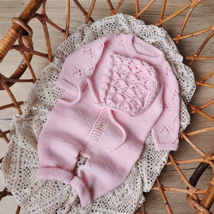 Комбинезон для девочки и чепчик для новорожденных