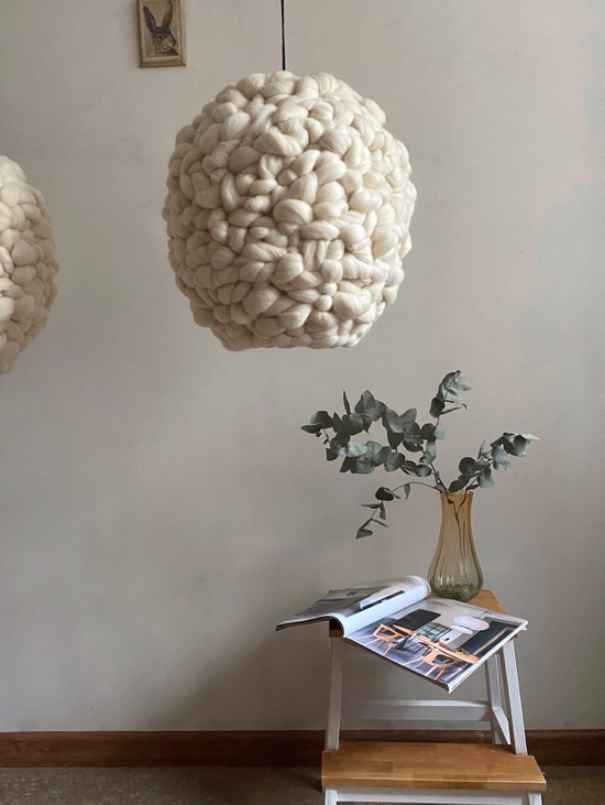 Круглый светильник из шерсти