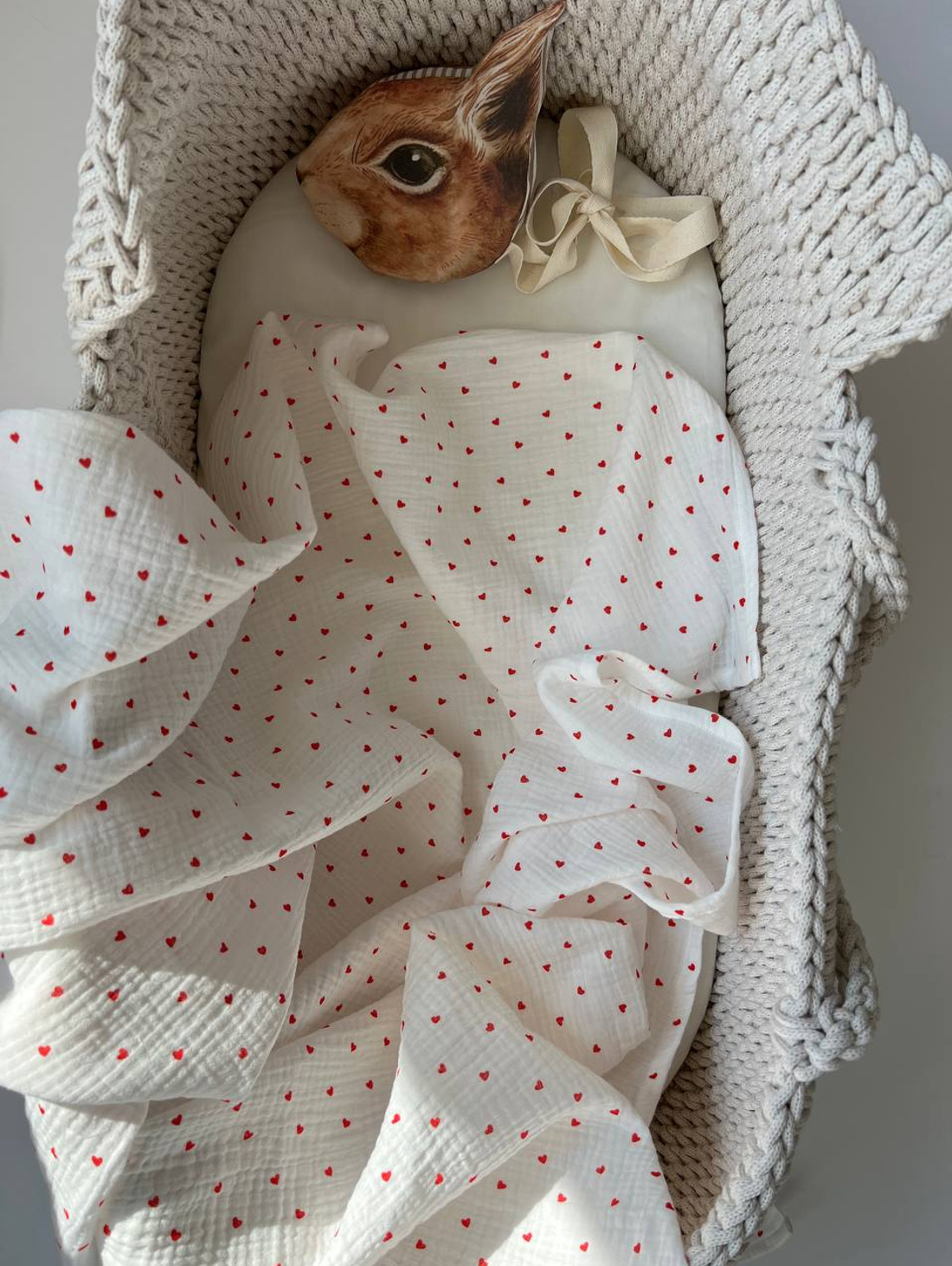 Муслиновая пеленка premium, сердечки красные, 100х130 см - фотография товара