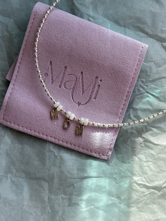 Чокер с буквами MOM