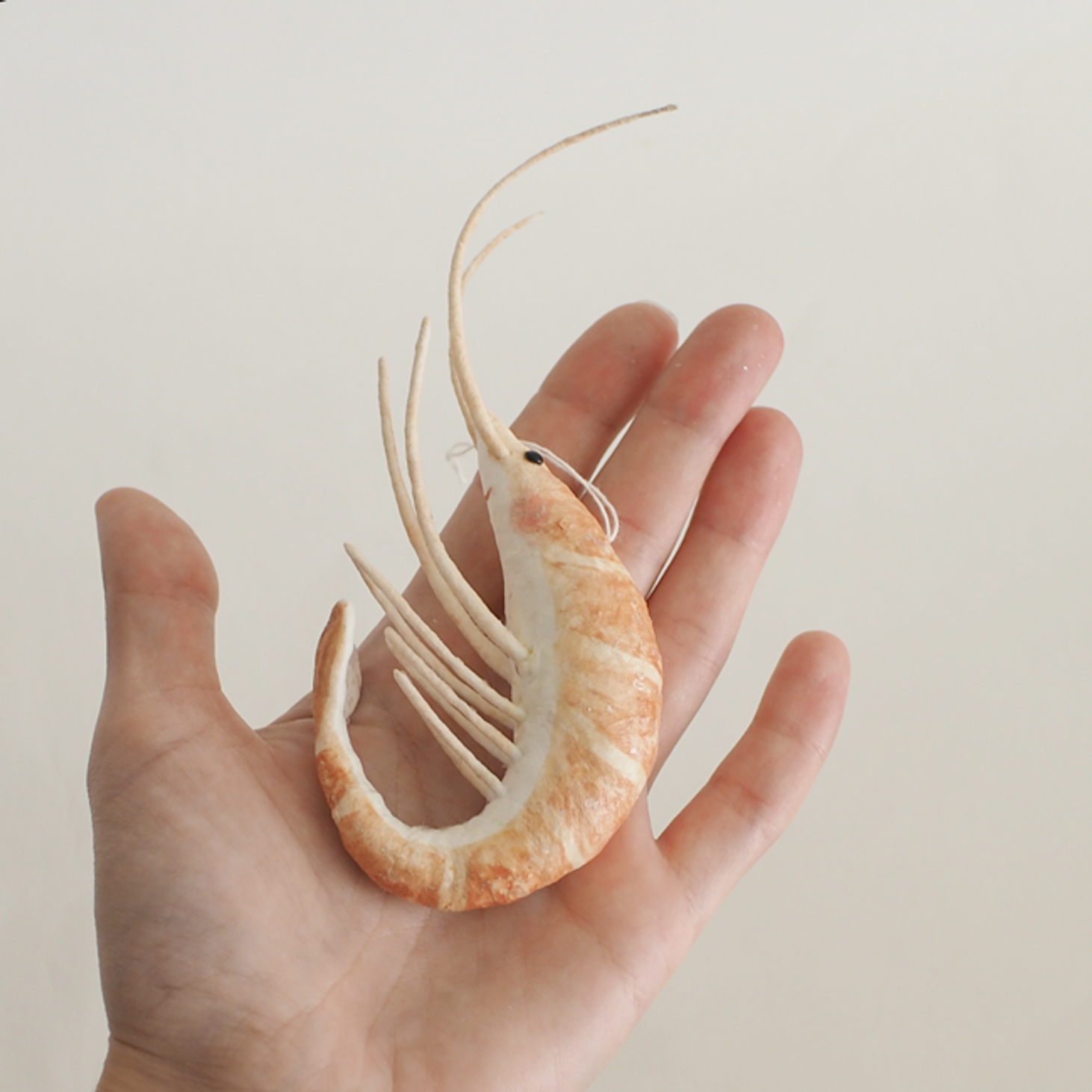 Ёлочная игрушка из ваты "Креветка" - фотография товара