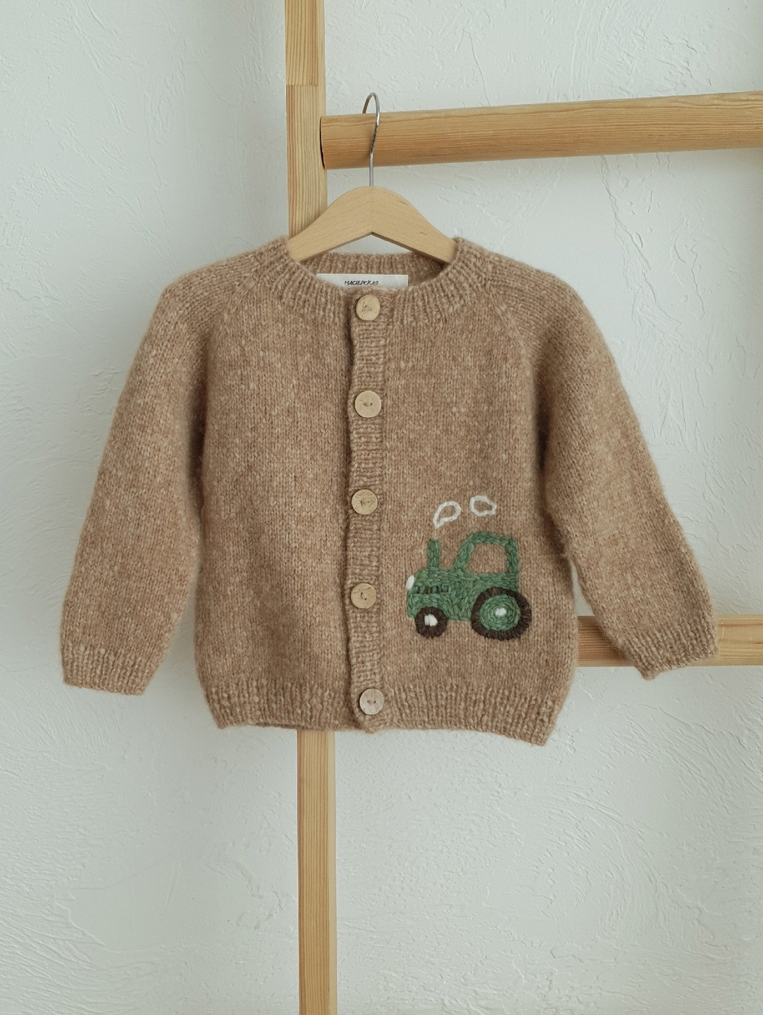 Вязаный кардиган ручной работы с вышивкой - фотография товара