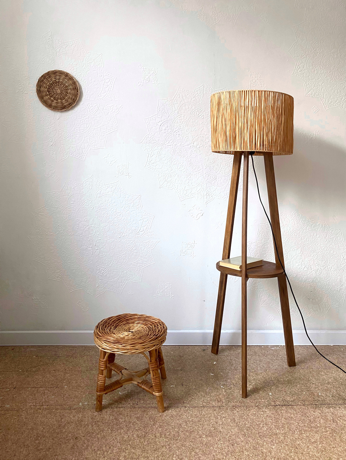 Торшер напольный с абажуром из рафии - фотография товара