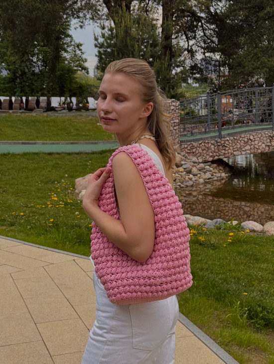 Вязаная сумка в розовом цвете Bloom