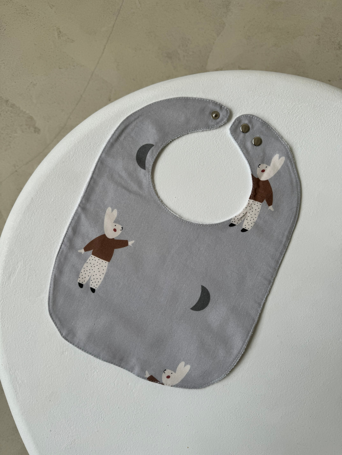 Непромокаемый слюнявчик «Зайки Бо» - фотография товара