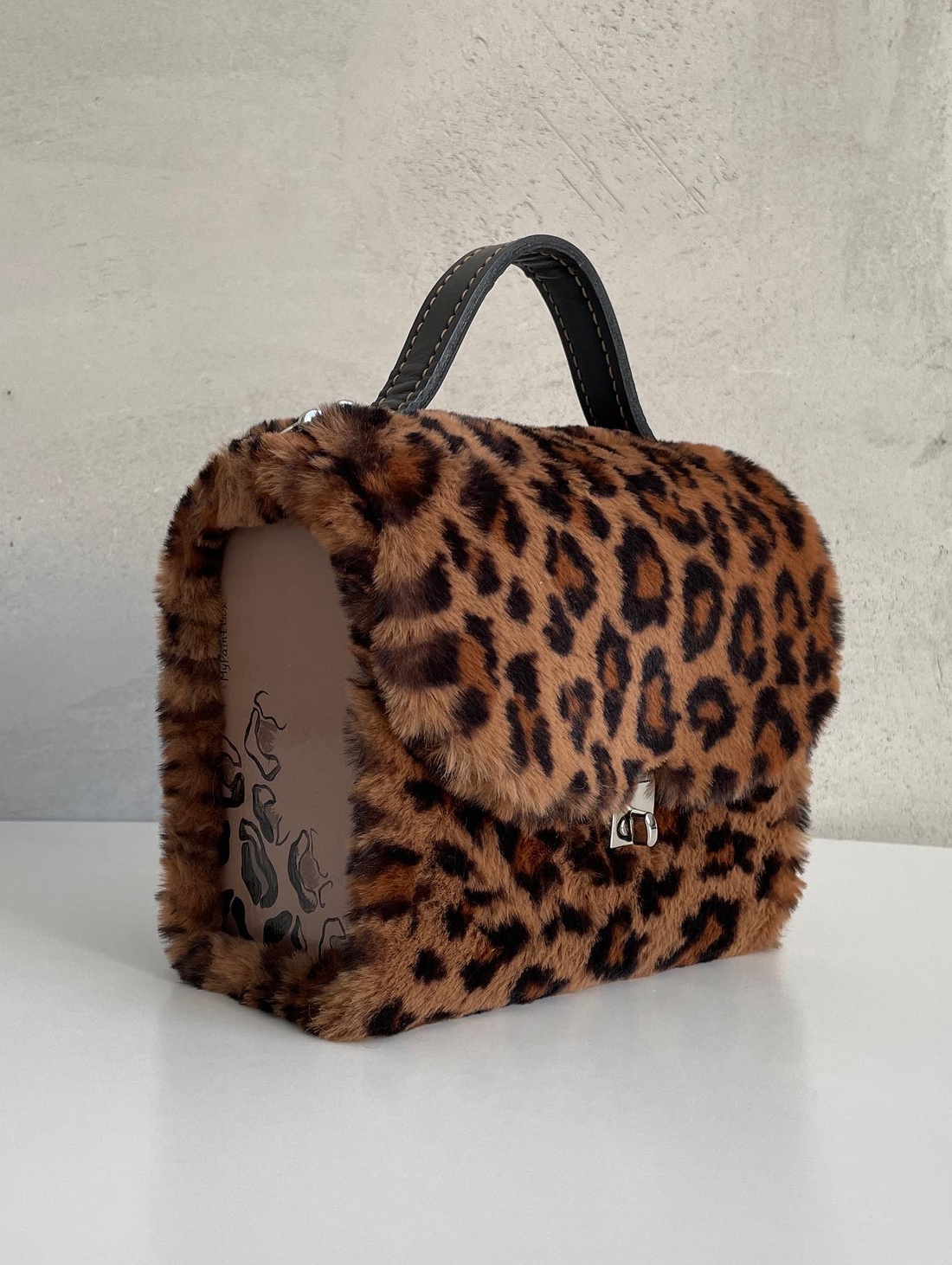Леопардовая сумка из эко меха с деревянными боковинами с росписью - фотография товара
