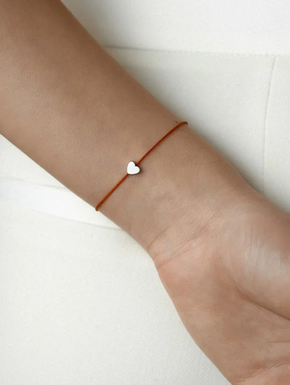 Браслет с гематитовым символом "Сердце" плоское на красной нити - фотография товара