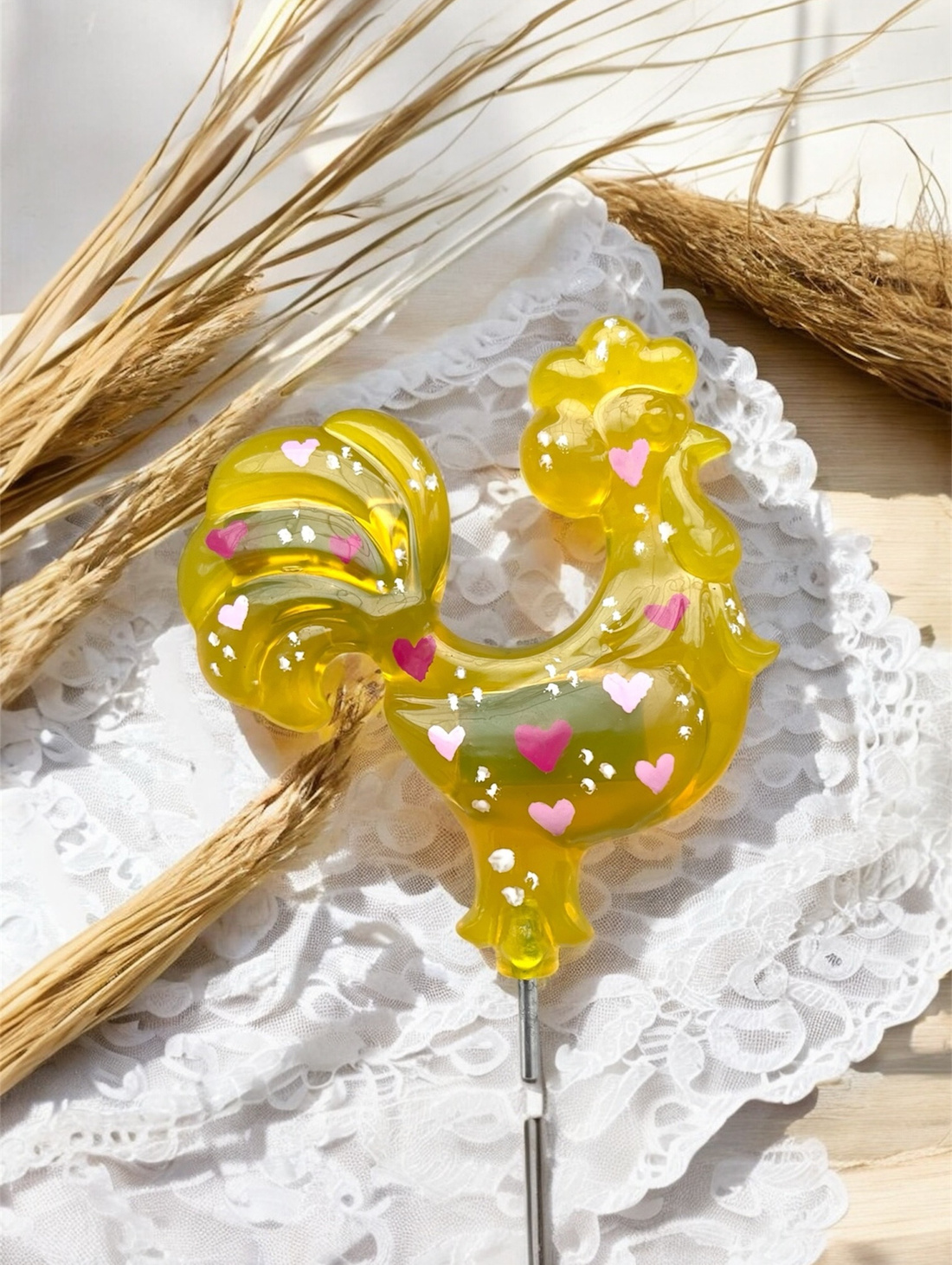 Брошь "Петушок-леденец" желтый в сердечко - фотография товара
