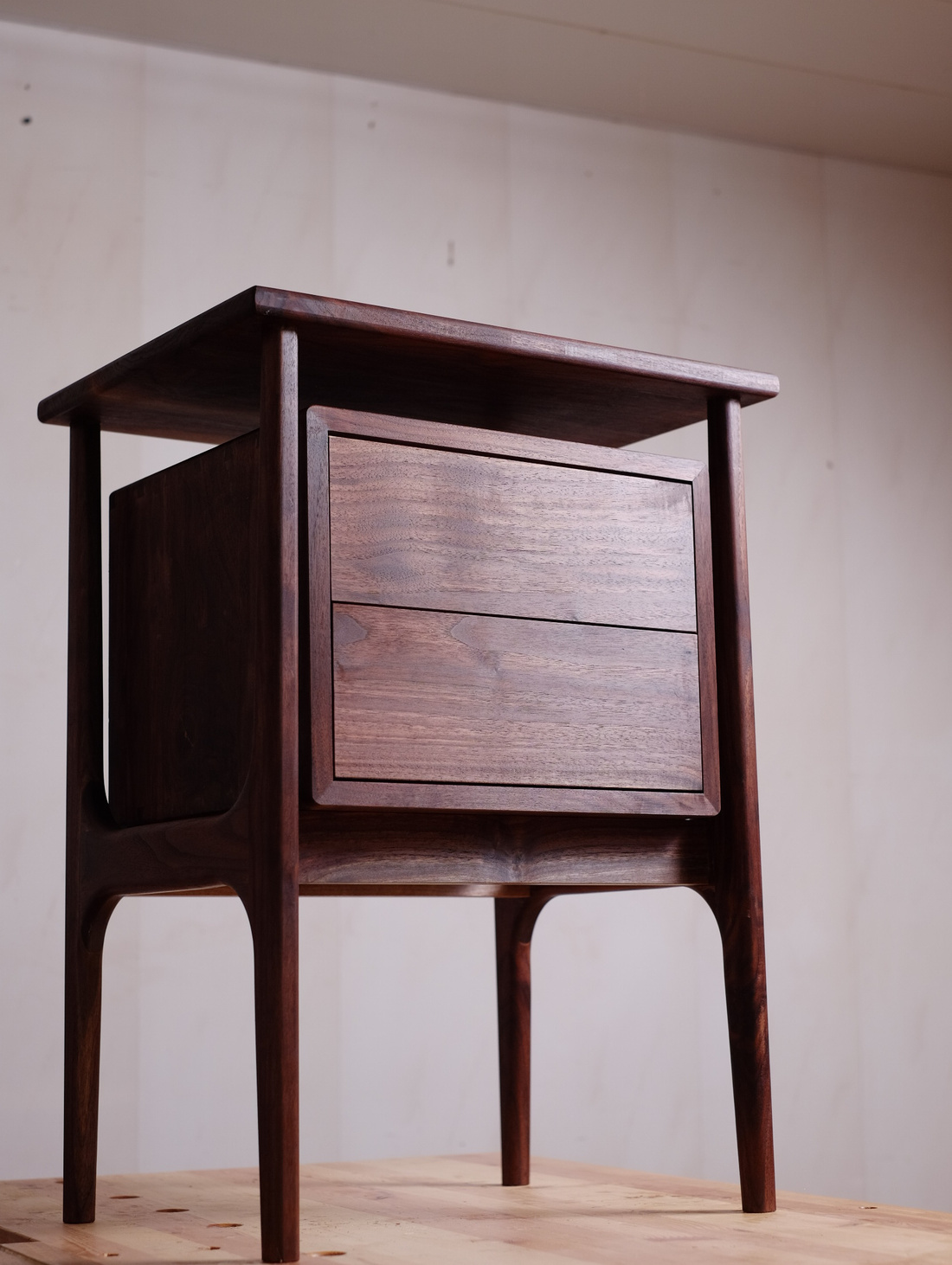 Тумбочка с двумя ящиками - фотография товара