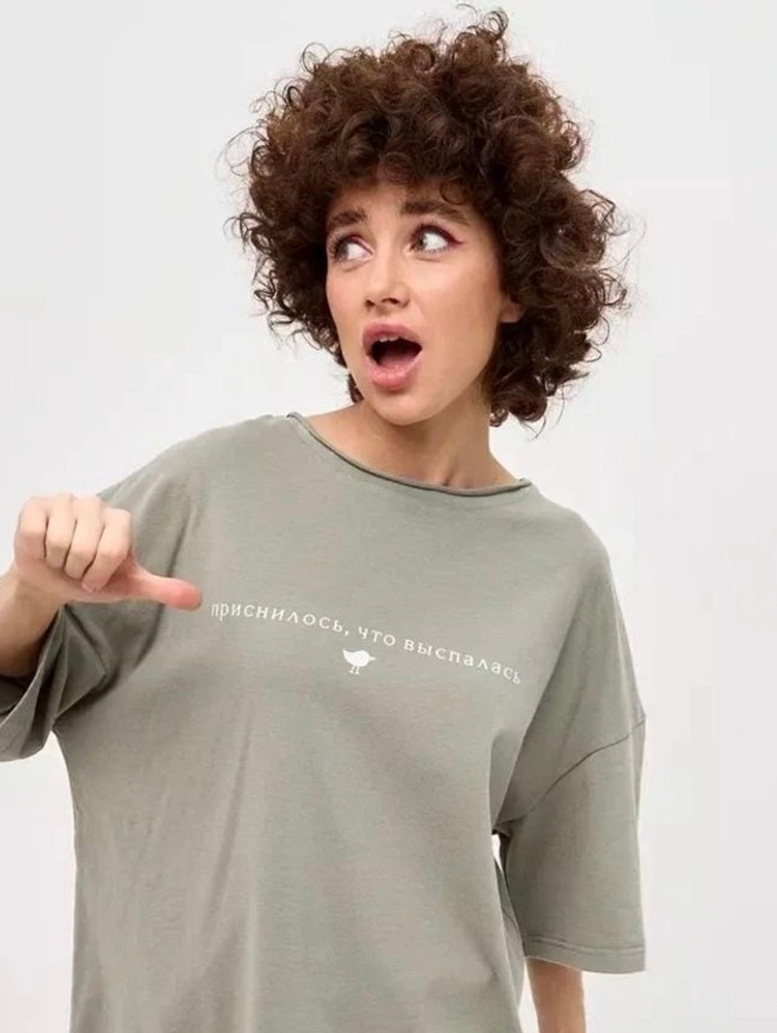 Футболка в цвете хаки "Приснилось, что выспалась" - фотография товара
