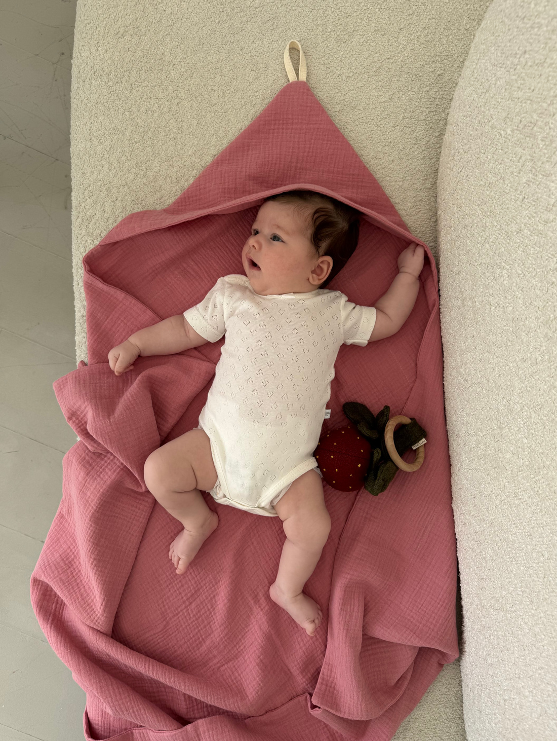 Муслиновое полотенце уголок "Ягодный" - фотография товара