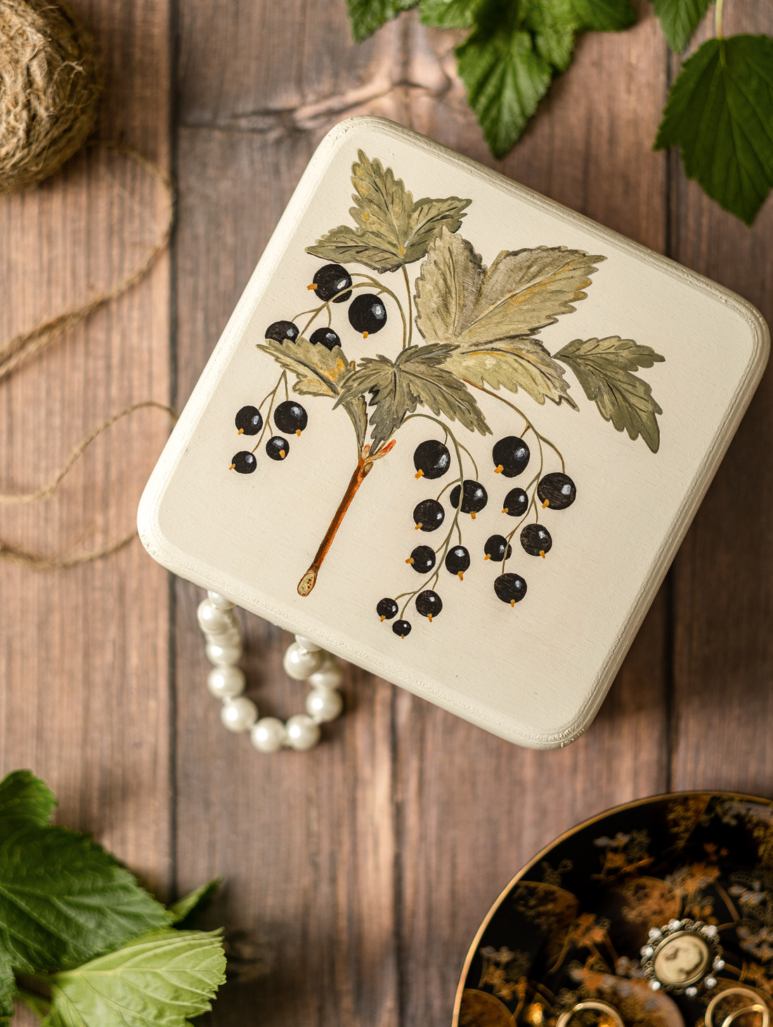 Шкатулка деревянная "С ягодой" - фотография товара