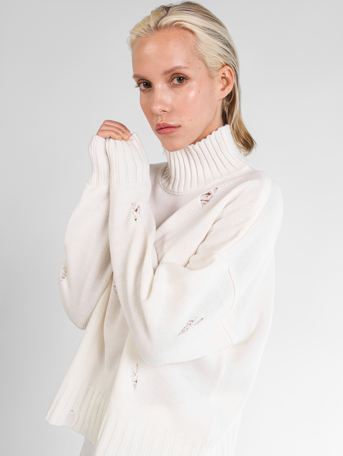 Молочный свитер укороченный с эффектом порванности - фотография товара