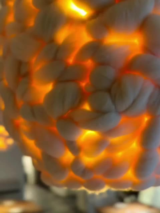 Круглый светильник из шерсти