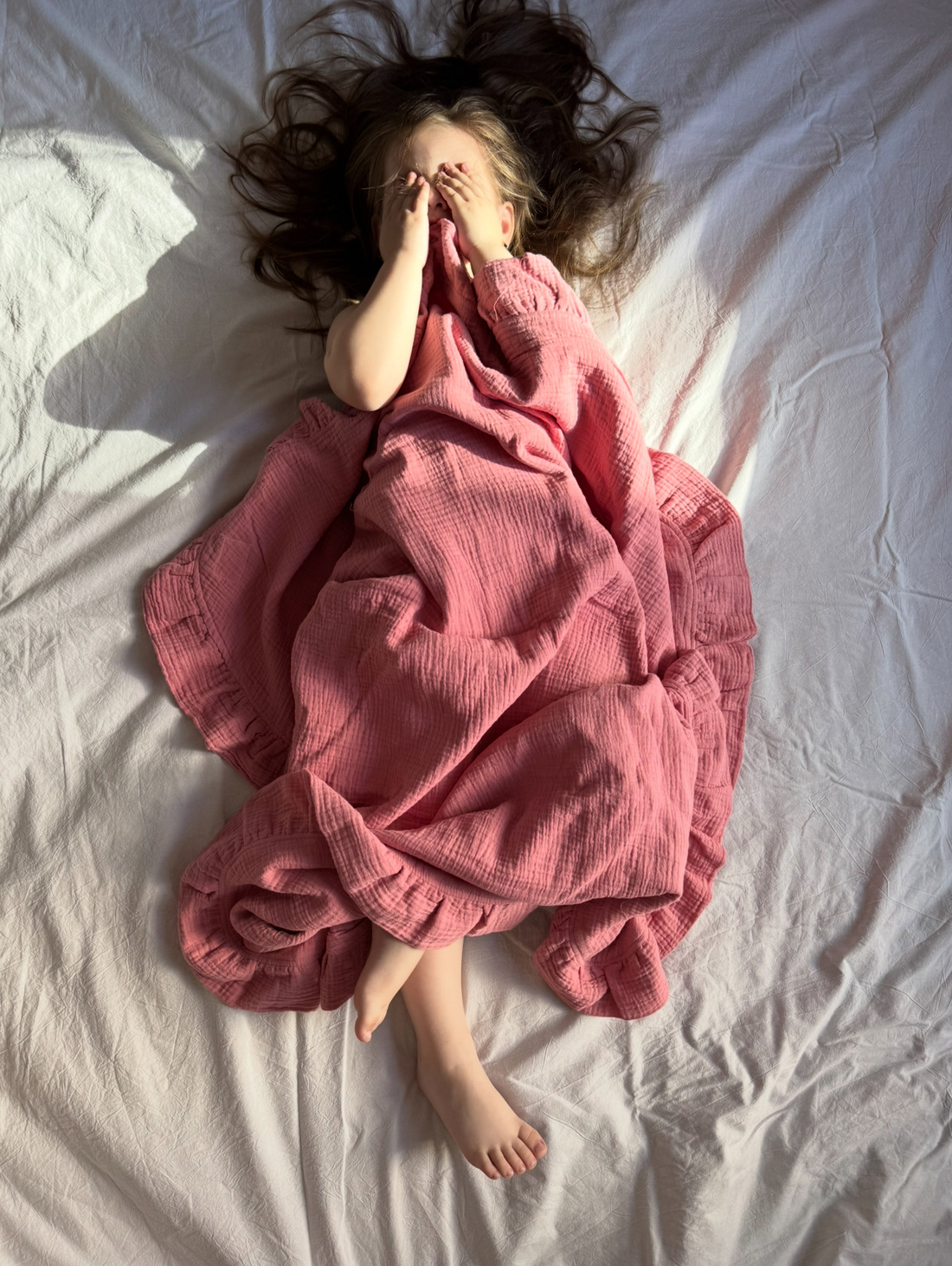 Муслиновый плед с рюшей "Ягодный" - фотография товара