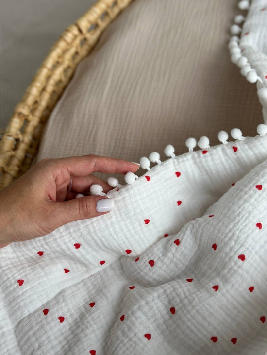 Комплект на выписку из муслина "Красные сердечки" с комбинезоном