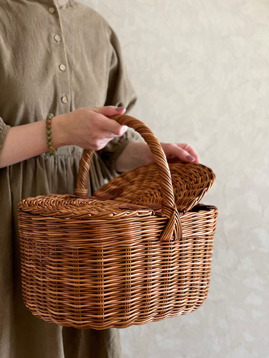 Плетёная корзина для пикника (средняя) - фотография товара