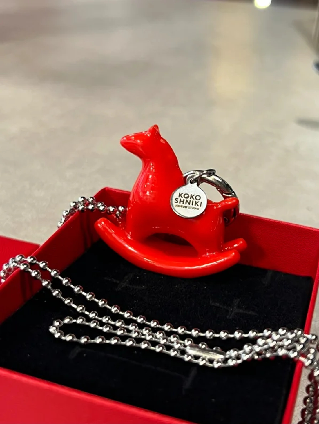 Колье «Лошадка-качалка красная» на длинной цепочке - фотография товара