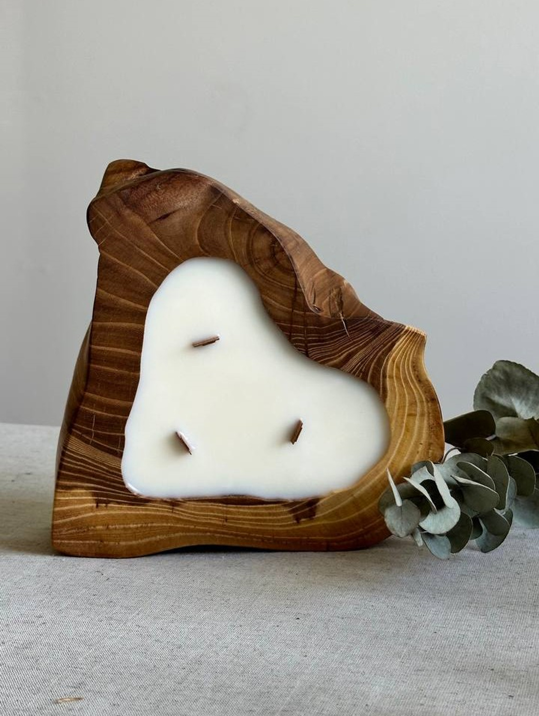 Свеча в дереве "Замша и дым" - фотография товара