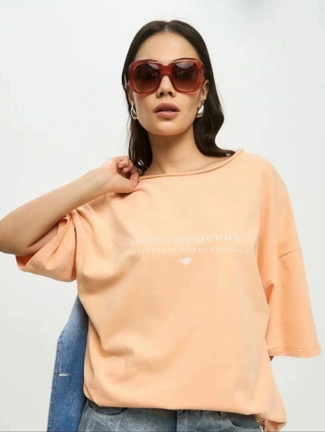 Футболка персикового цвета с мальдивским принтом - фотография товара