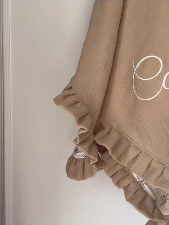 Именной плед с рюшей из муслина