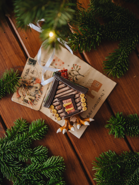 Ёлочная игрушка "Избушка на курьих ножках"