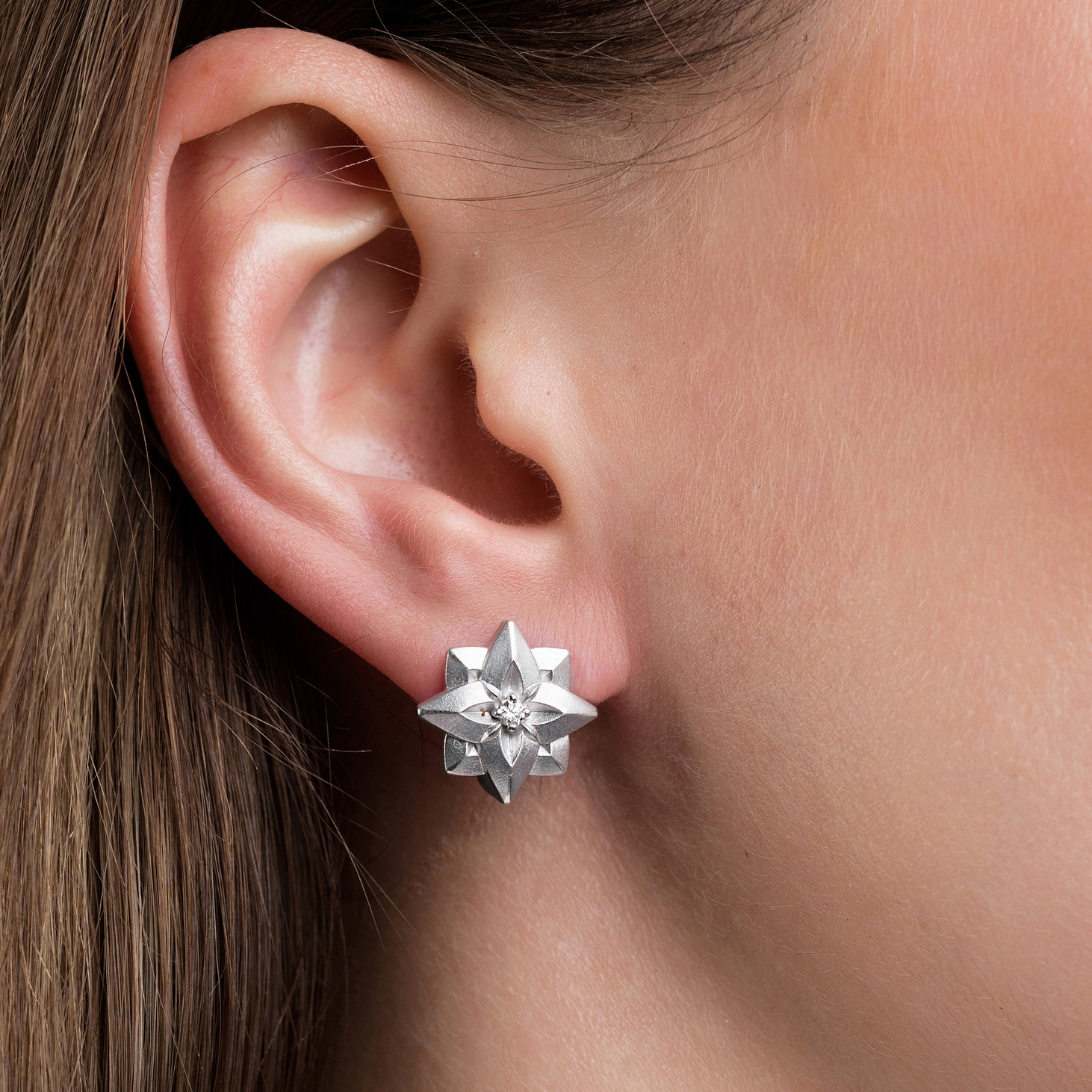 Моносерьга серебряная ORIGAMI LOTOS - фотография товара