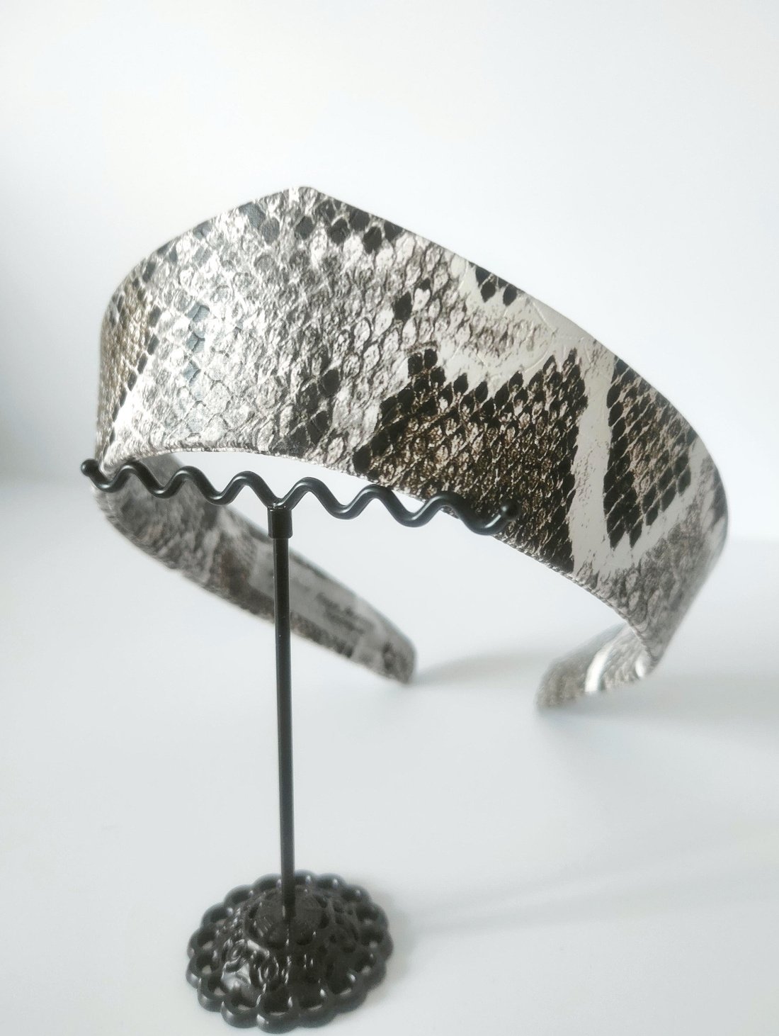 Ободок-кокошник "Питон серый" - фотография товара