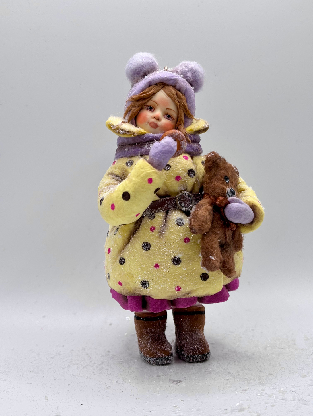 Ватная игрушка "Девочка в желтом пальто со щенком" - фотография товара