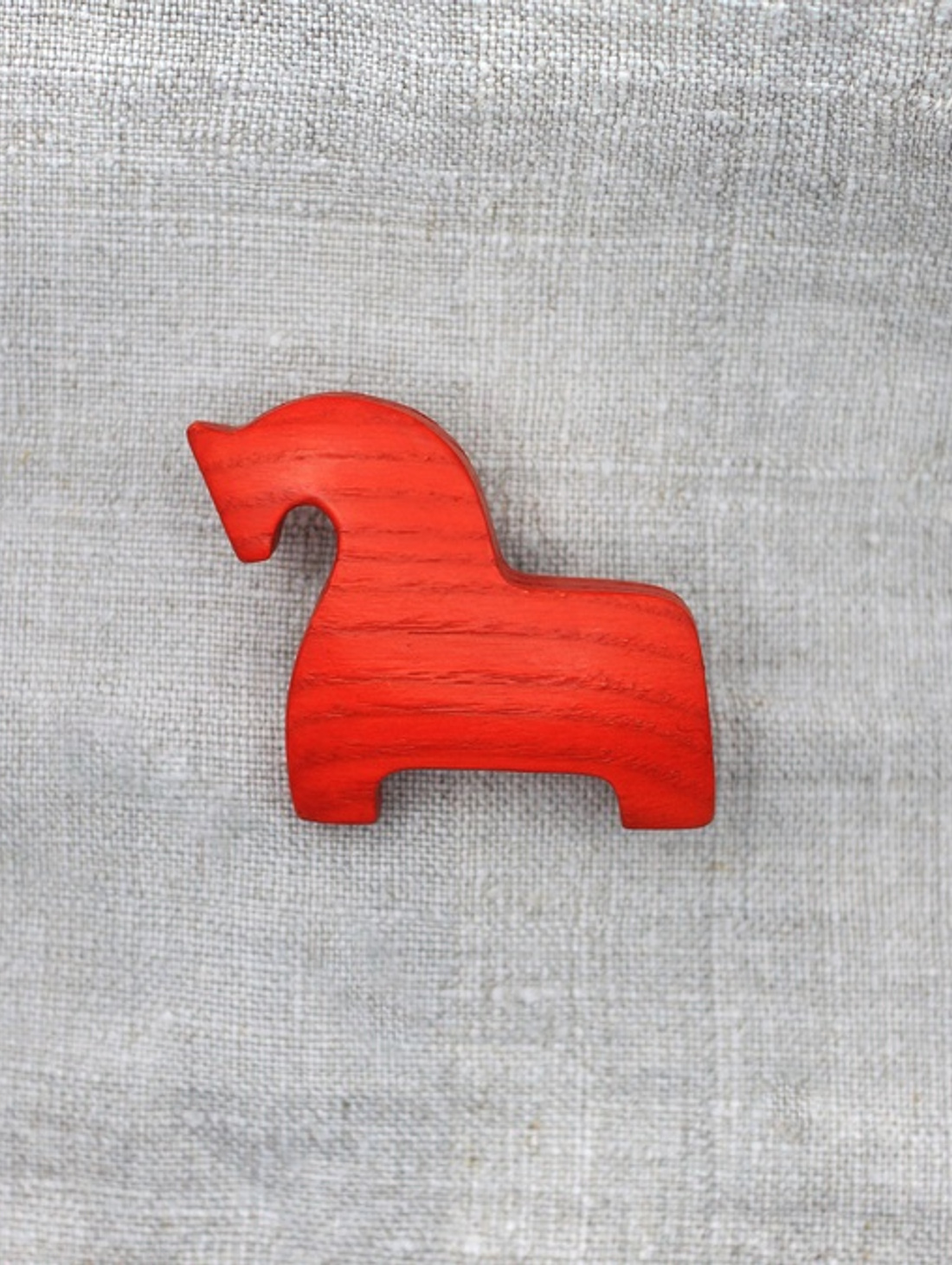 Брошь деревянная "Конь красный" - фотография товара