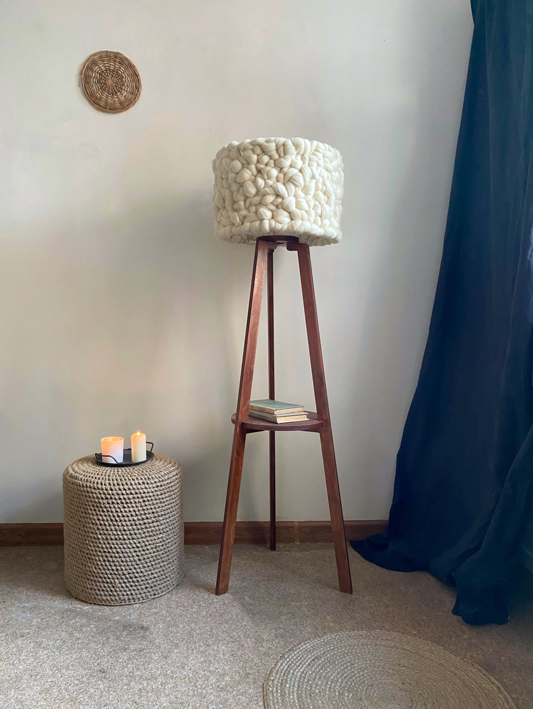 Торшер с абажуром из шерсти мериноса - фотография товара