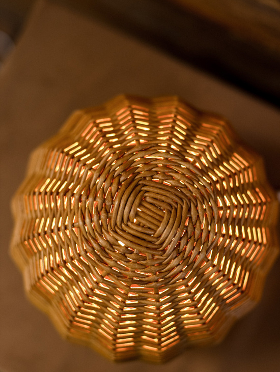 Ночник плетёный на деревянной подстаке