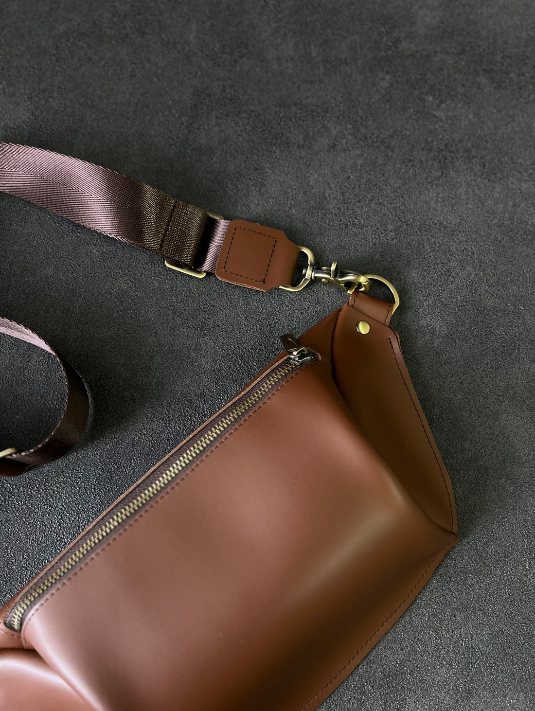 Поясная сумка бананка из натуральной кожи - фотография товара