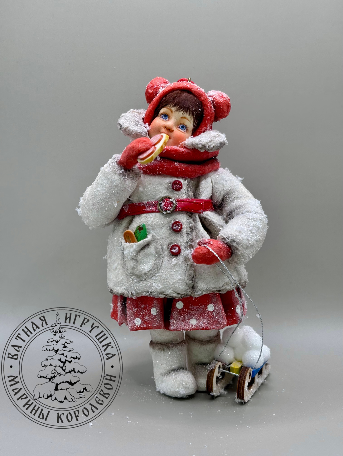 Ватная игрушка «Девочка с санками» - фотография товара