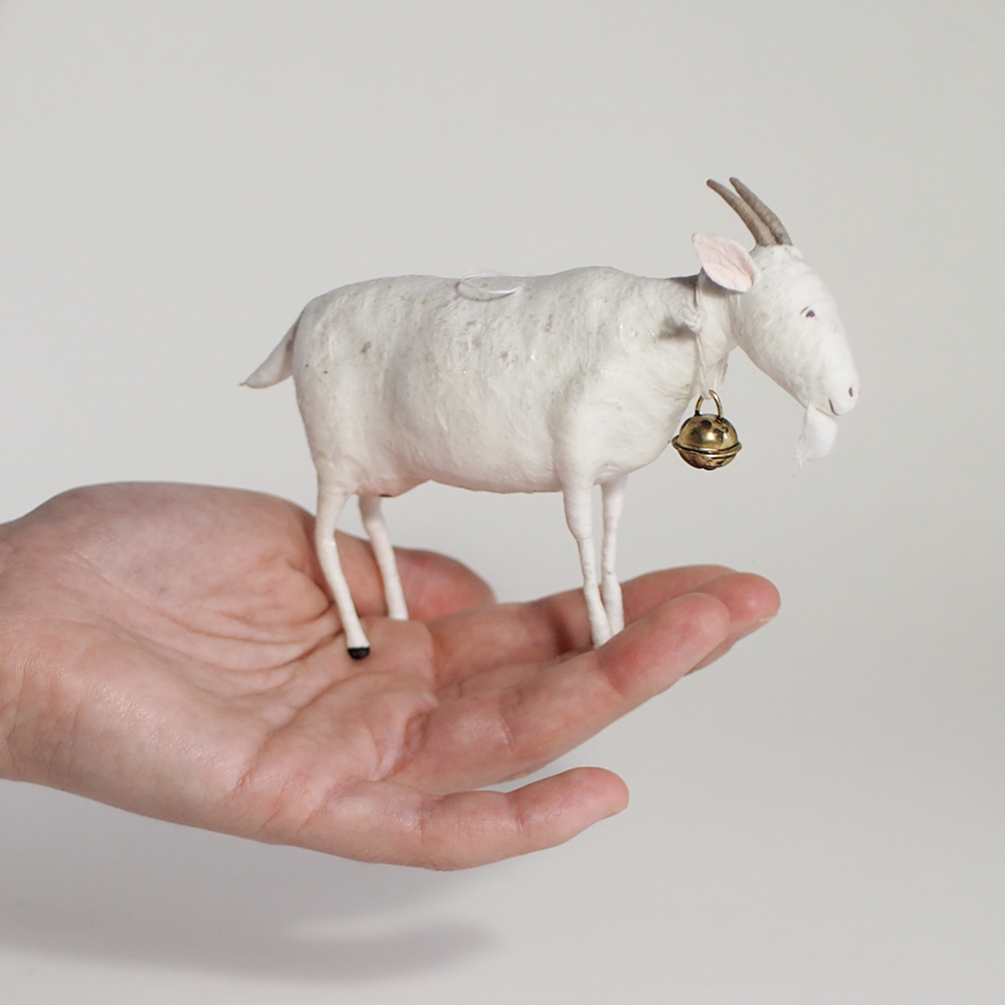 Ёлочная игрушка из ваты "Коза" - фотография товара