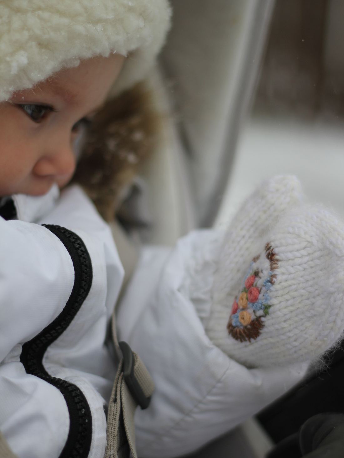 Детские вязаные варежки с вышивкой - фотография товара