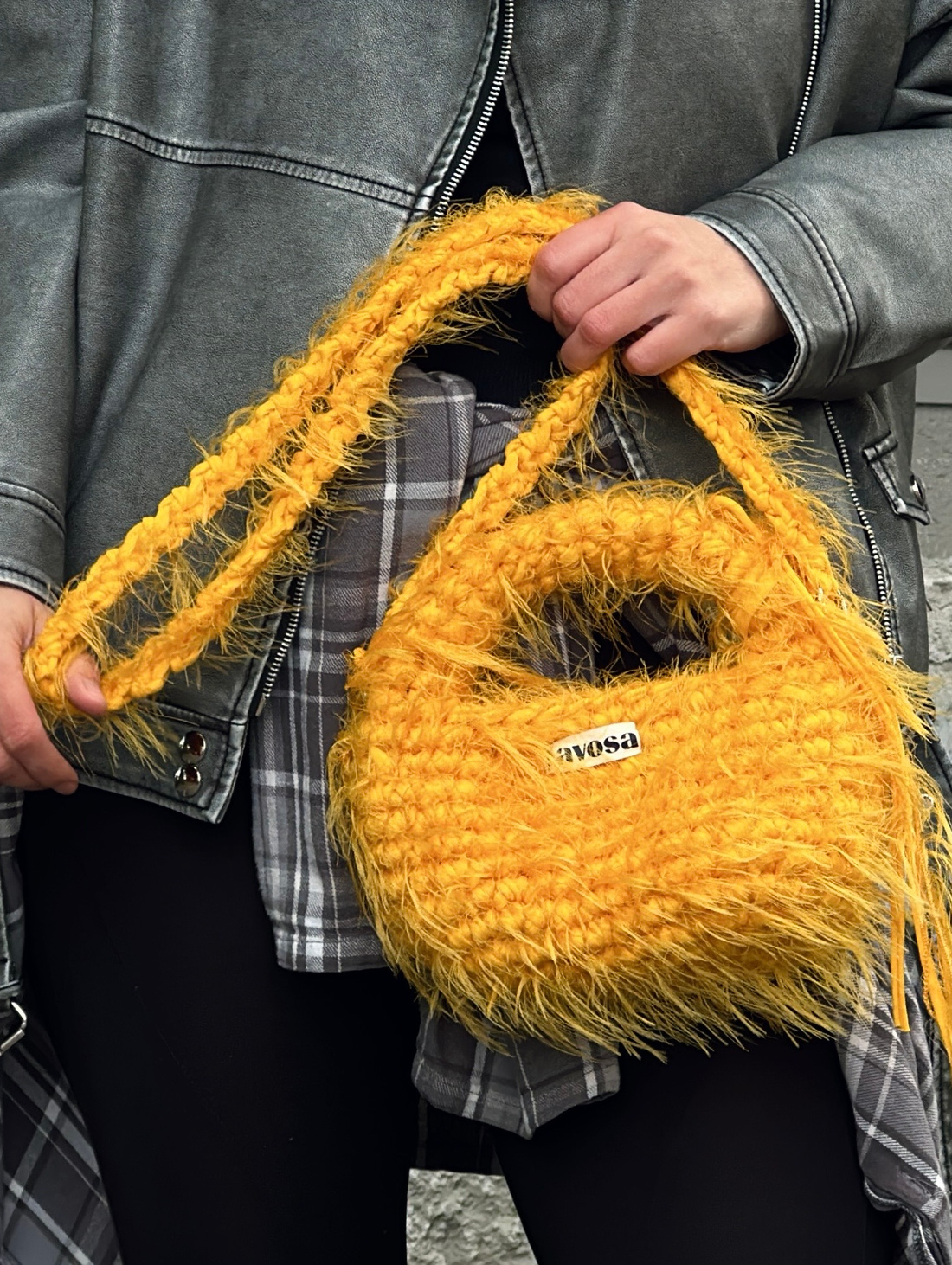 Сумка кросс-боди пушистая желтая"Love" - фотография товара