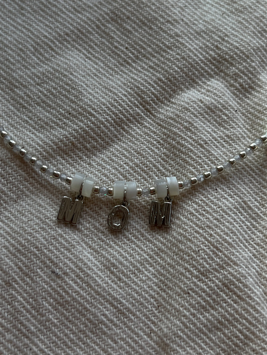 Чокер с буквами MOM