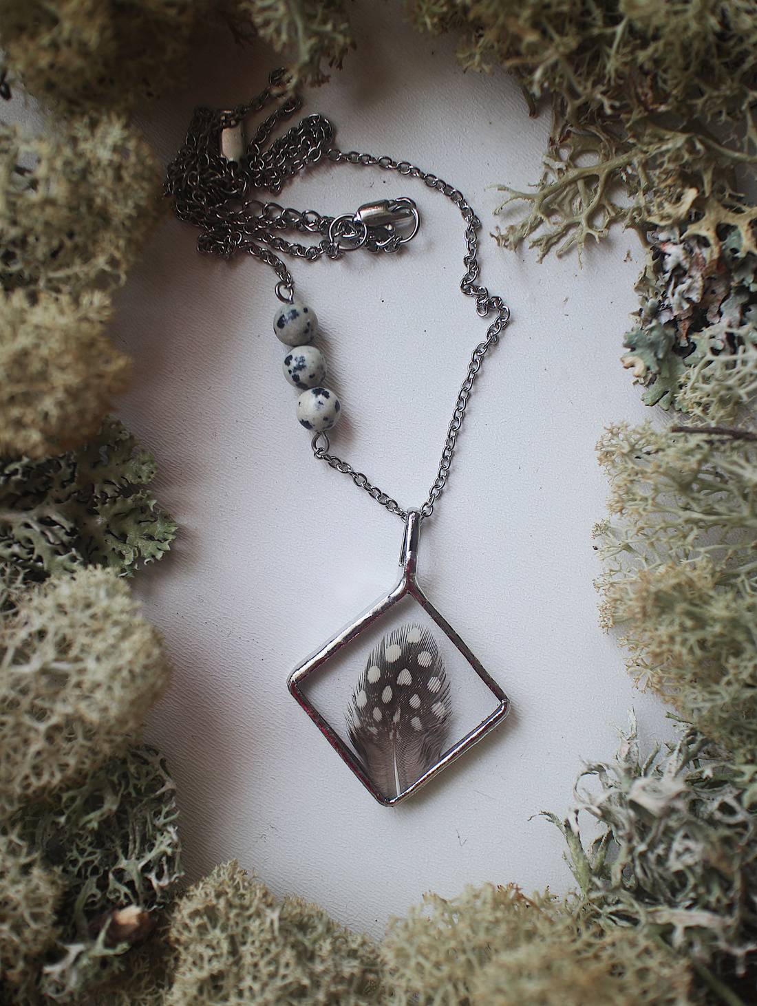 Украшение "Перо Цесарки" - фотография товара